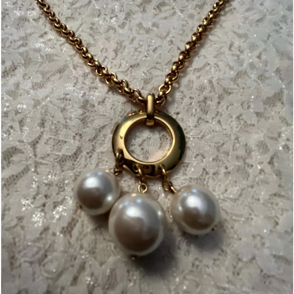 Napier/vintage gold and 3 pearl pendant costume necklace, 32” long